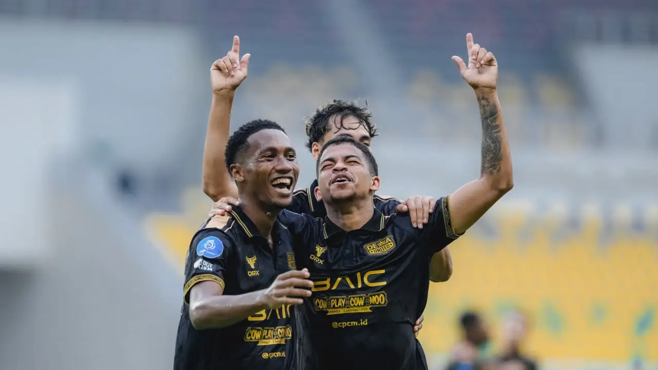 Dewa United menghadapi PSS Sleman di Banten